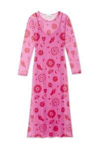 Vestido longo rosa feito de material transparente, com um padrão repetido de sóis vermelhos, corações, olhos e mãos. Decote redondo e mangas longas.