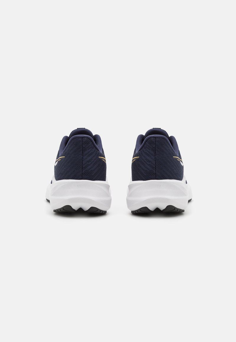 Marineblauwe hardloopschoenen met een gestructureerd bovenwerk, witte tussenzool en zwarte buitenzool. Heeft gouden accenten aan de zijkanten. Twee schoenen weergegeven vanuit de achterkant.