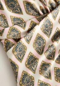 Textil mit einem sich wiederholenden Diamantmuster in Gold, Blau und Pink, mit einer sanften Textur und subtilen Glanzakzenten.