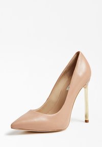 Escarpins nude en cuir avec un bout pointu et un talon stiletto doré métallisé. Texture lisse, design épuré, look contemporain.