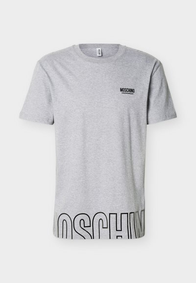 Ανοιχτό γκρι κοντομάνικο μπλουζάκι με στρογγυλή λαιμόκοψη, με μικρό μαύρο κείμενο "Moschino Underwear" στο στήθος και μεγάλο περιγράμματος κείμενο "Moschino" που φαίνεται εν μέρει στο τελείωμα.