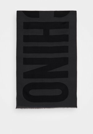 Écharpe rectangulaire noire avec le mot "HUGO" en grandes lettres épaisses et foncées, bordée de franges, sur un fond blanc.