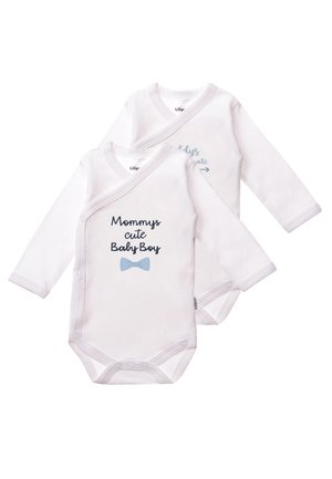 Zwei weiße Babybodys mit langen Ärmeln und Druckknöpfen; der vordere ist mit dem Schriftzug „Mommy’s cute Baby Boy“ und einer blauen Fliegen-Grafik versehen.