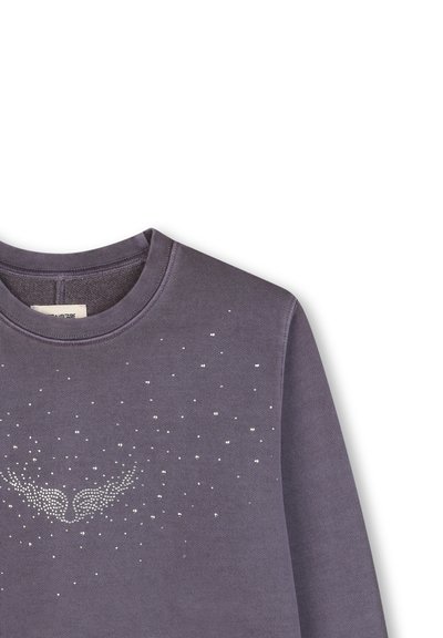 Lilla sweatshirt med rund hals og glitrende rhinestones, der danner et vinge-mønster henover brystet. Blød stoftekstur.