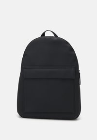 Svart ryggsäck i slät tyg med rundad topp, utrustad med en framficka och ett handtag. Enkel, minimalistisk design.