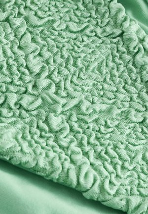 Gestructureerde mintgroene stof met verzamelde, gerimpelde patronen, die zacht, pluche materiaal en een gladde afwerking toont.