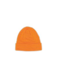 Strikket hue i lys orange, med en foldbar kant og en blød, struktureret finish. Klassisk rund form til hoveddækning.