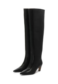 Botas de cuero negras por encima de la rodilla con punta afilada y un pequeño tacón en bloque. Textura suave sin patrones visibles ni herrajes.