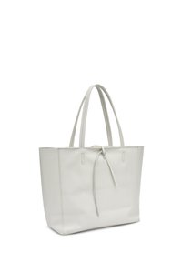 Borsa a tracolla bianca in pelle con due manici superiori, design aperto, superficie testurizzata e dettaglio accentato annodato sulla parte anteriore.