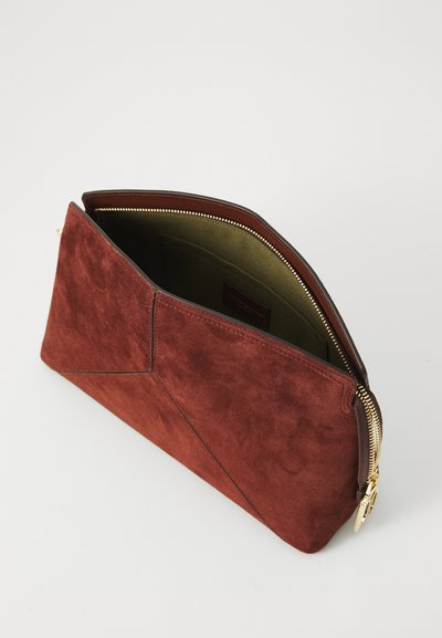 Geantă de mână din suede roșu, cu un design geometric, accente din piele maro, închidere cu fermoar auriu și o suprafață moale, texturată.