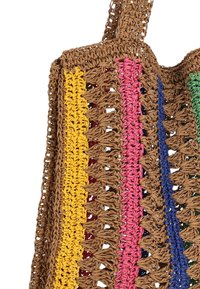 Geantă de mână țesută maro, cu dungi verticale galbene, roz, albastre și verzi. Textura este naturală și deschisă, tricotată.