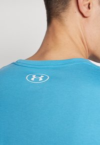 Under Armour LEFT CHEST LOGO - T-shirts med print - ether blue/white