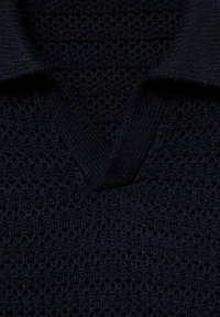 Granatowy sweter dziany z teksturowanym wzorem, kołnierzem w kształcie V i kontrastowym ściągaczem. Miękki materiał z szczegółowym splotem.