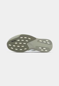 Tenniseking, mille talla on ümar kuju helerohelises toonis, ümmarguste avade ja tekstuursete detailidega. Brändi märgis on nähtav kanna juures.