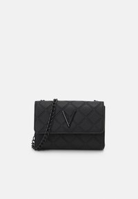 Černá prošívaná kabelka přes rameno s řetízkovým popruhem, s lesklým předním logem a strukturovaným obdélníkovým tvarem. Hladká textura.