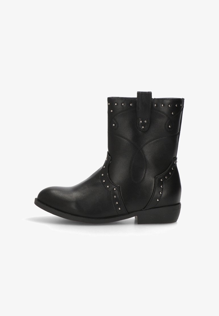 Botas de tobillo de cuero negro con puntera redonda, costuras decorativas y tachuelas plateadas a los lados. Tacón bajo y lazo en la parte trasera.