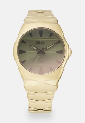 Goldfarbene Uhr mit einem runden, strukturierten Gehäuse, grünem Farbverlauf-Ziffernblatt, schwarzen Stundenmarkierungen und einem robusten Armband mit einem geschichteten Design.