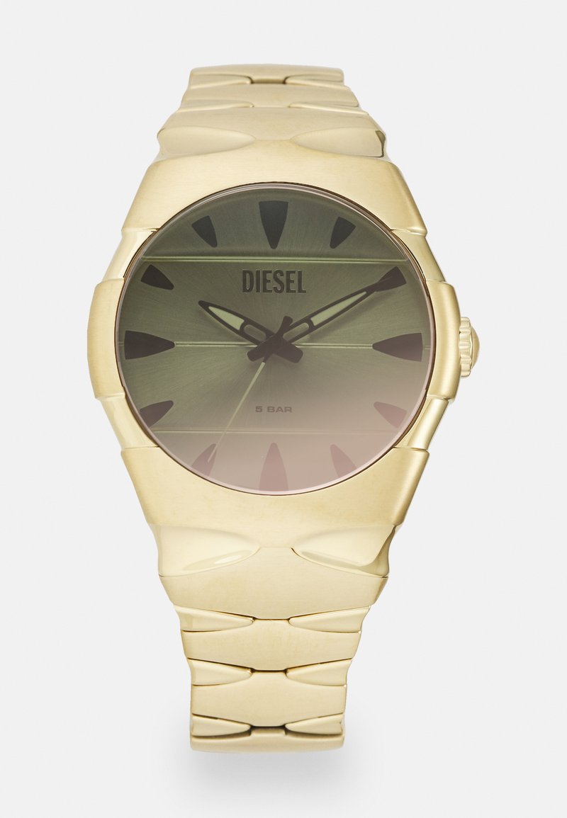 Montre dorée avec un boîtier rond et texturé, un cadran dégradé vert, des index des heures noirs, et un bracelet robuste avec un design superposé.