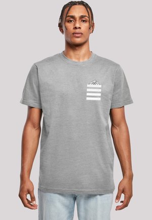 Grå bomull T-skjorte med brystlomme og trykt design, kortermet og med rund hals. Modellen har på seg lyseblå jeans.