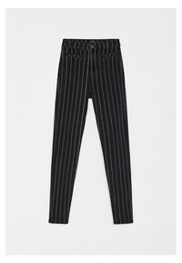 Černé džínové kalhoty s vertikálními bílými pruhy, vysokým pasem, pěti kapsami a zipem na knoflík.