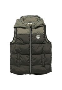 Chaleco acolchado en verde oscuro y oliva, con cremallera frontal, capucha y bolsillos laterales. Parche del logo en el pecho. Material suave y ligero.