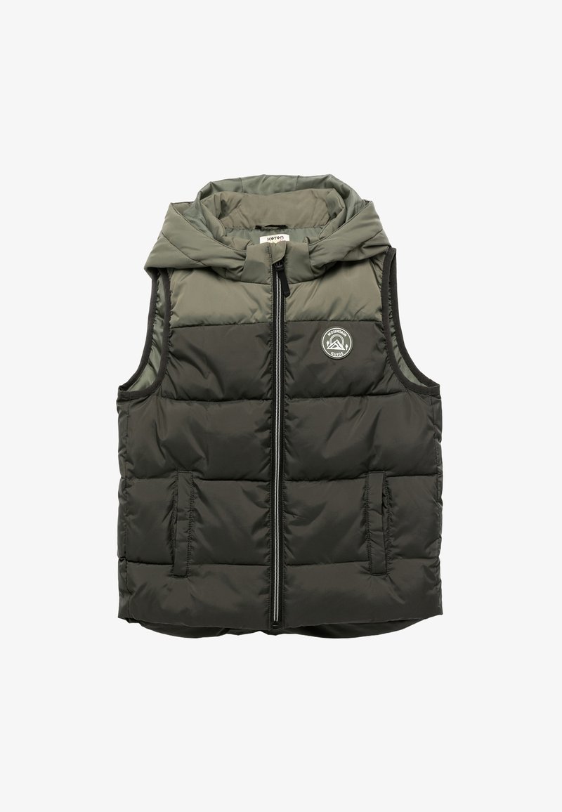 Chaleco acolchado en verde oscuro y oliva, con cremallera frontal, capucha y bolsillos laterales. Parche del logo en el pecho. Material suave y ligero.