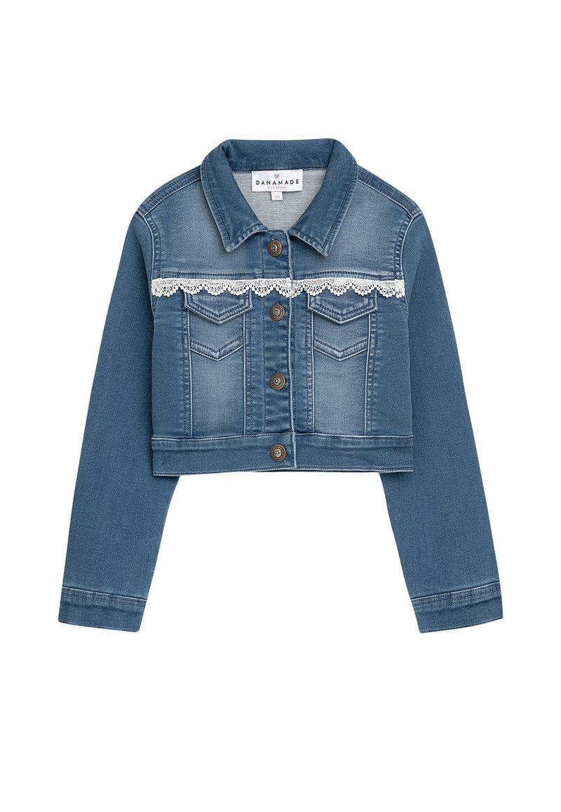Kurzjacke aus mittlerer blauer Denim mit Spitzenbesatz über der Brust, Knopfleiste und zwei Brusttaschen vorne.