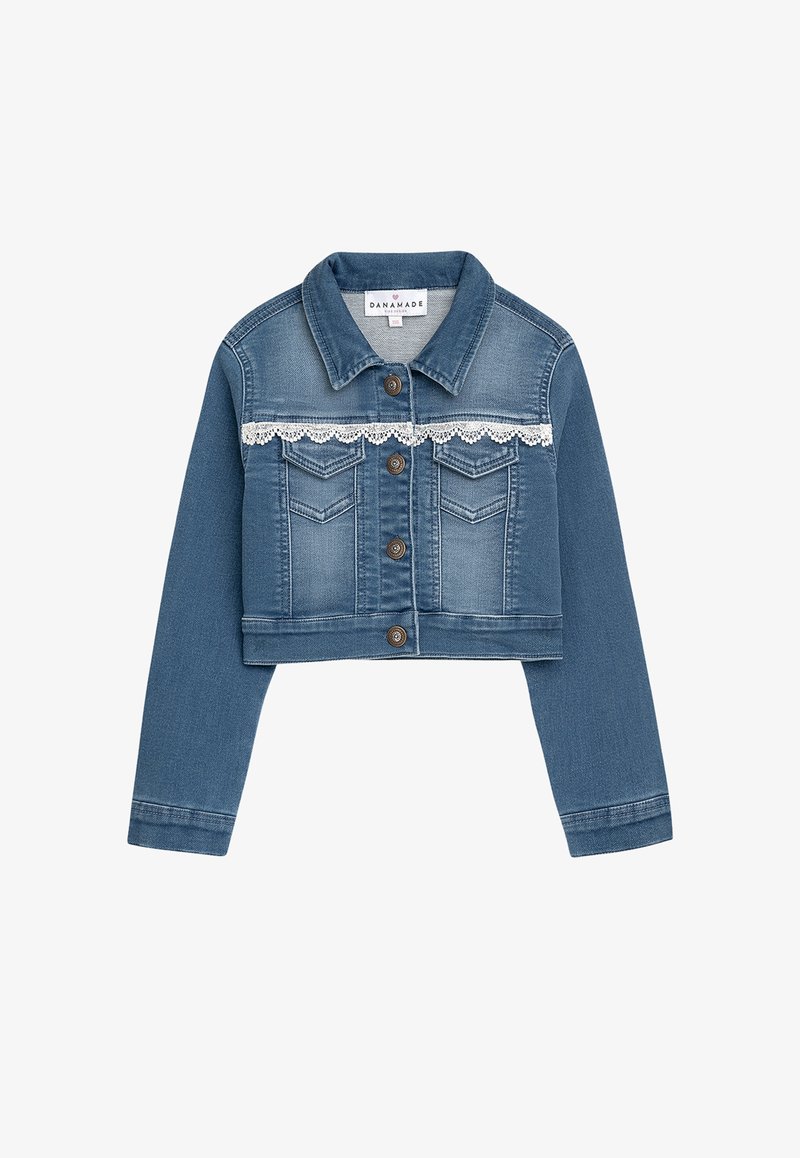 Kurzjacke aus mittlerer blauer Denim mit Spitzenbesatz über der Brust, Knopfleiste und zwei Brusttaschen vorne.