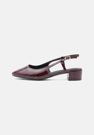 Scarpa slingback bordeaux con punta appuntita, texture a motivo coccodrillo, lati aperti e tacco basso a blocco con una cinghia con fibbia.