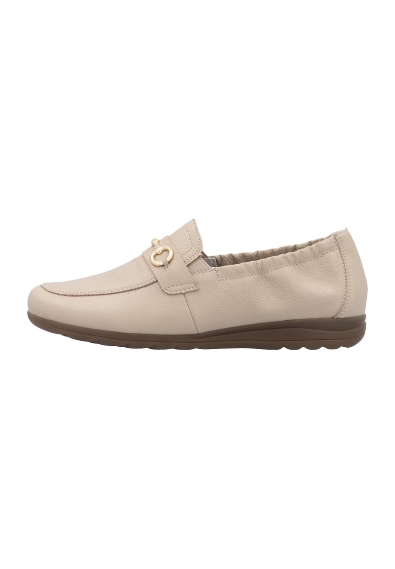 Beige leren instapper met een ronde neus, een elastische kraag en een goudkleurige decoratieve accenten op de strap, met een rubberen zool.