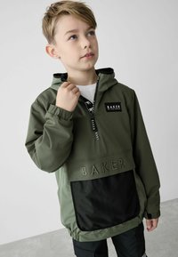 Giacca verde con cappuccio e design a pullover, dotata di una tasca nera in rete, logo sul petto e polsini elastici.