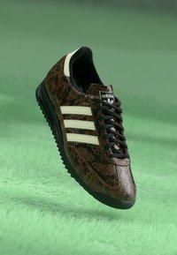 Unselected, preloved brown/core black/cream white