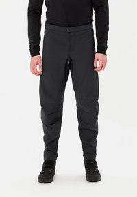 Donkere grijze herenbroek, gemaakt van een duurzaam stof, met een rechte pasvorm, steekzakken aan de voorkant en gestikte details op de pijpen.