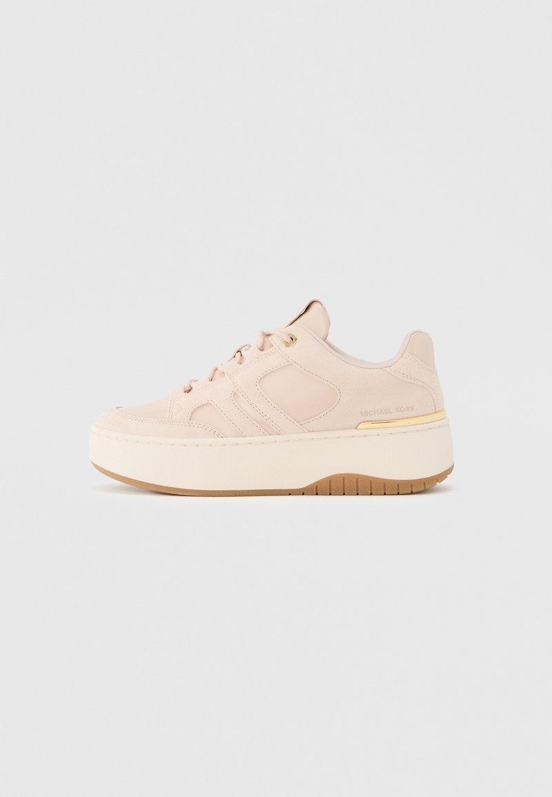 Zapatilla deportiva de plataforma en rosa rubor con cordones delanteros, detalles de paneles cosidos y una suela gruesa beige con dibujo marrón.