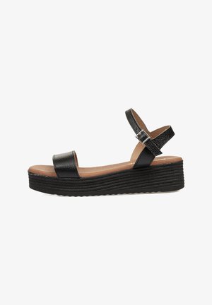 Sandalias de cuña negras con parte superior de cuero texturizado, punta abierta y tira en el tobillo con hebilla plateada. Plantilla acolchada con una suela gruesa.