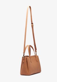 Borsa a tracolla in pelle marrone chiaro con forma strutturata, doppi manici superiori e una tracolla removibile. Texture liscia e design minimalista.
