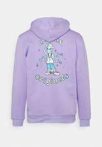 Lawendowa bluza z kapturem z grafiką kreskówkowej postaci na plecach, z napisem „adidas Originals” i kolorowymi akcentami.