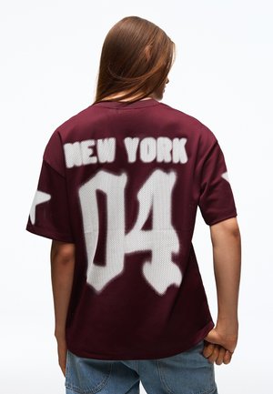 Bershka, OVERSIZE FOOTBALL PRINT - T-SHIRT - T-shirt imprimé - dark red