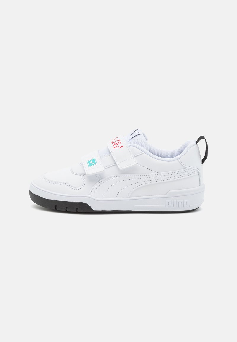 Scarpe sportive bianche con una parte superiore in materiale sintetico liscio, suola nera in gomma, due cinturini bianchi regolabili e accentuazioni rosse e turchesi.