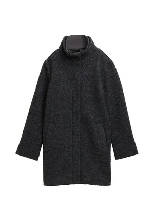 Cappotto di lana grigio scuro con colletto alto, taglio dritto e due tasche frontali. Presenta un tessuto testurizzato e un design minimalista.