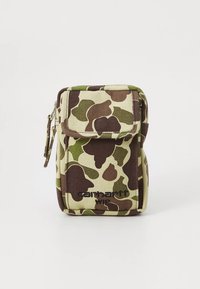 Bustina in tessuto con motivo mimetico nei colori verde, marrone e beige. Dotata di patta superiore con chiusura a scatto e di una tasca laterale con cerniera. Logo del marchio visibile.