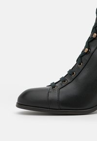 Chie Mihara MAIDA - Botins de atacadores - black