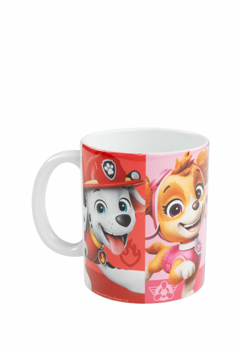 Tazza in ceramica con un manico bianco, decorata con immagini colorate di due cani cartoni animati, uno in uniforme rossa e l'altro in abbigliamento rosa, su uno sfondo a motivi.