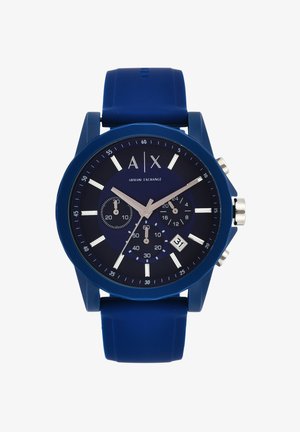 Blaues Armani Exchange Armbanduhr mit Silikonarmband, drei Hilfszifferblätter, silberne Stundenmarkierungen und Datumsanzeige bei der 4-Uhr-Position.