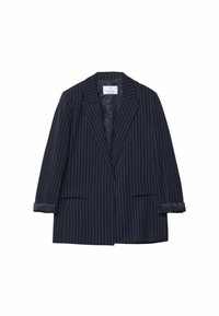 Marineblauwe blazer met krijtstreep, voorzien van een notched revers, een enkele knoopsluiting en omgeslagen manchetten. Voorzien van twee steekzakken aan de voorkant en een gladde binnenvoering.