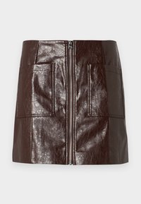Mini gonna in finta pelle marrone con zip frontale, due grandi tasche anteriori e una texture liscia e lucida.