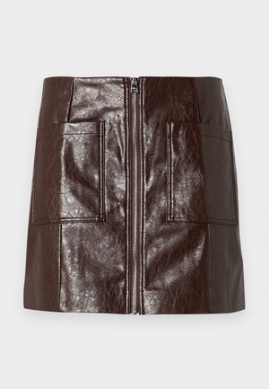 Mini suknja od smešnog umjetnog kože u smešnoj boji sa prednjim zatvaračem, dva velika prednja džepa i glatkom, sjajnom teksturom.