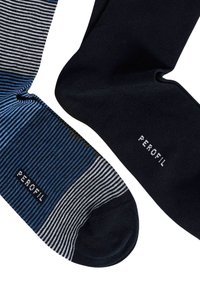 Due paia di calze: una con righe blu scuro e grigio, l'altra di un nero uniforme, entrambe realizzate in materiale morbido con marchio visibile.