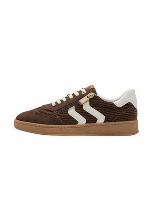 Brązowy niski sneaker z białymi paskami w zygzak, białymi sznurowadłami, bocznym zamkiem błyskawicznym i jasnobrązową podeszwą na białym tle.