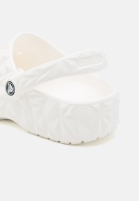 Crocs CLASSIC GEOMETRIC UNISEX - Baseino šlepetės - white
